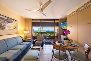 Condo clásico, 1 habitación, lanai, vista al océano | Área de sala de estar | Televisión LCD de 36 pulgadas con canales por cable 