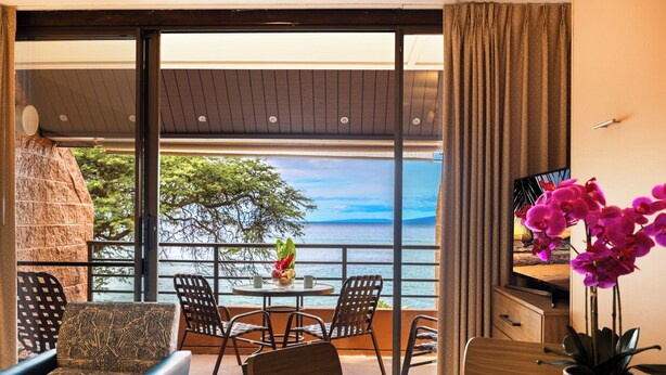 A balcony with a table, chairs, and a view of the sea. - Kuleana Club - 721 (Lahaina)