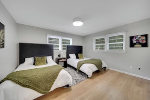 7 bedrooms, WiFi, bed sheets