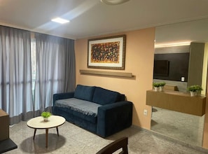 Caja de seguridad en la habitación y tabla de planchar con plancha