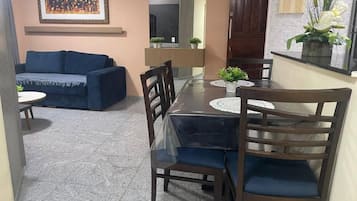 舒適公寓, 夏威夷式陽台, 海灘景觀 | 客房內保險箱、熨斗/熨衣板、免費無線上網