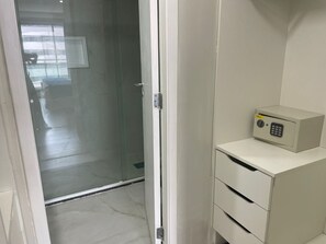 Căn hộ tiện nghi đơn giản, lanai, quang cảnh bãi biển | Két bảo mật tại phòng, bàn ủi/dụng cụ ủi quần áo