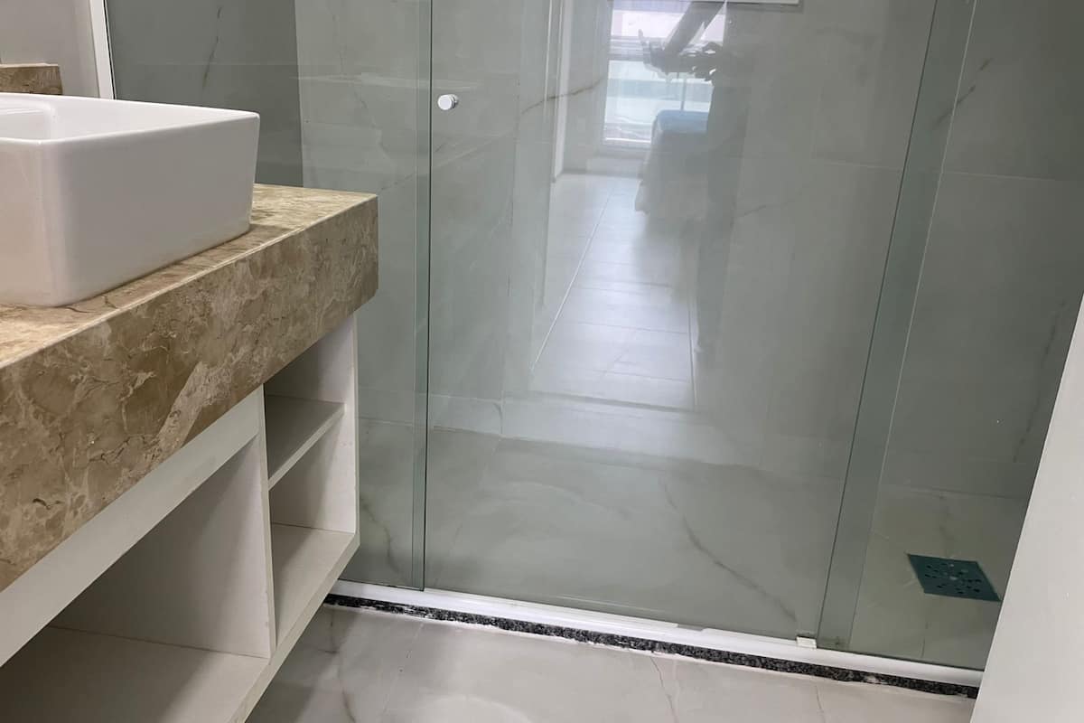 Căn hộ tiện nghi đơn giản, lanai, quang cảnh bãi biển | Phòng tắm