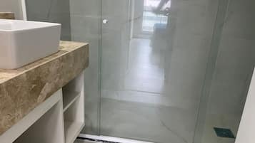 舒适公寓, 外廊, 海滩景观 | 浴室 | 大花洒淋浴喷头