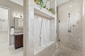 Casa (3 Bedrooms) | Baño | Regadera y toallas 