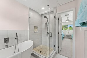 House (3 Bedrooms) | Bathroom | Shower, towels