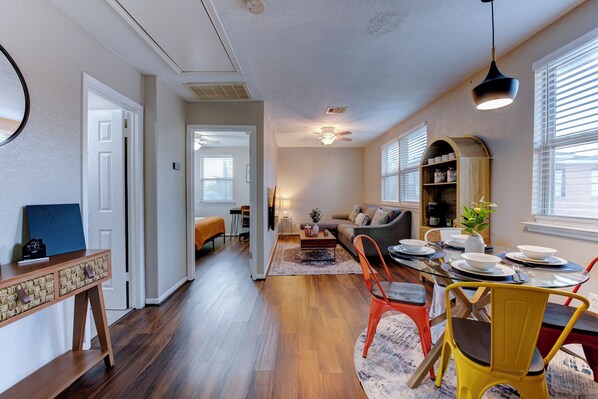 Living area - Clean and elegant 2-bedroom apt with private fence and automated gate in Houston (Houston)