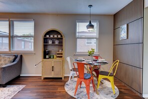 Dining - Clean and elegant 2-bedroom apt with private fence and automated gate in Houston (Houston)