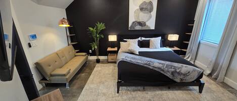 Tabla de planchar con plancha, wifi y ropa de cama
