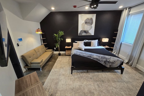 Spacious Luxury Master Suite /with Futon/Desk area