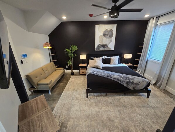 Skrivebord, strykejern/-brett, wi-fi og sengetøy