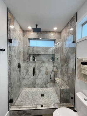 Regadera, secadora de cabello, toallas, jabón 