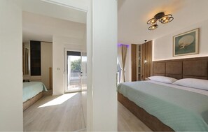 3 habitaciones, tabla de planchar con plancha y cuna de viaje