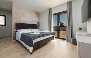 4 bedrooms, in-room safe, iron/ironing board, travel crib