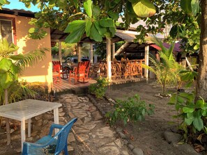 Outdoor dining - Solano Beach House (El Tránsito)