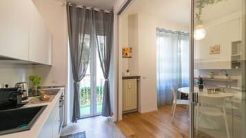 Kühlschrank, Mikrowelle, Ofen, Herdplatte