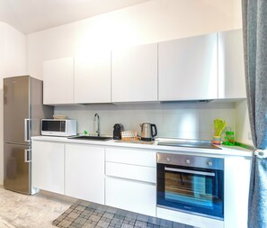 Frigorifero, microonde, forno, piano cottura