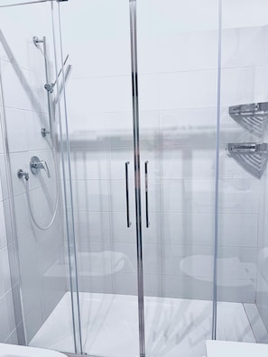 Douche, séchoir à cheveux, bidet, serviettes fournies