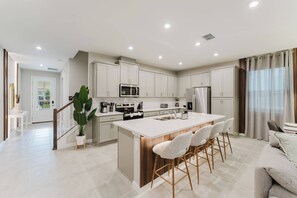 House - Orlando Getaway 6BR Home w Pool Near Disney (Kissimmee)