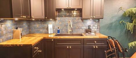 Fridge, microwave, coffee/tea maker, cookware/dishes/utensils