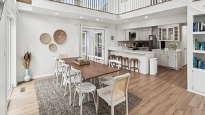 Un interior espacioso con comedor, cocina y un balcón.