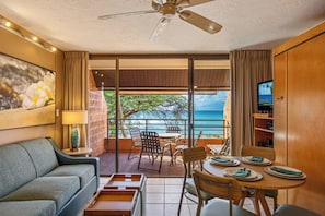 Condo clásico, 1 habitación, lanai, vista al océano | Área de sala de estar | Televisión LCD de 36 pulgadas con canales por cable