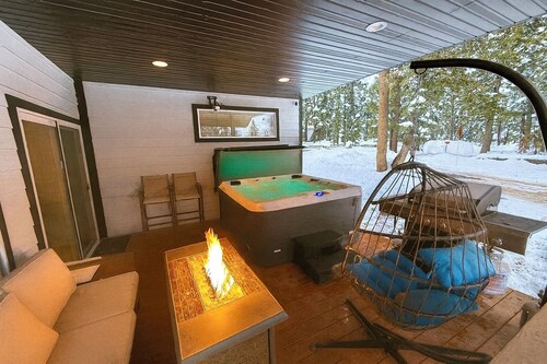 Cabin Retreat with Hot Tub, Telescope, Games & Fire Pit -Near Duck Creek Village