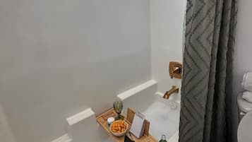 Secadora de cabello, toallas, jabón, shampoo