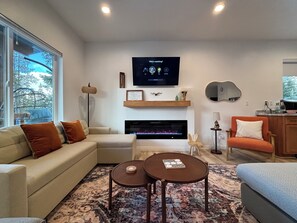 Smart TV, lareira, mesa de pingue-pongue