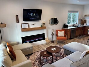 Smart TV, fireplace, ping pong - Cabin Retreat with Hot Tub, Telescope, Games & Fire Pit -Near Duck Creek Village (Duck Creek Village)