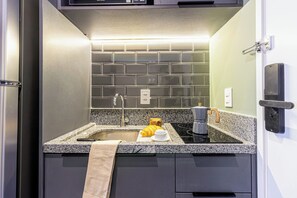 Studio Standard Casal com Varanda R | Private kitchen | Fridge, microwave, stovetop, coffee/tea maker - Charlie Nik Paulista (São Paulo)