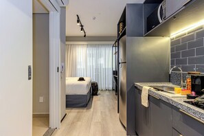 Refrigerador, microondas, placa de cocina, cafetera/tetera