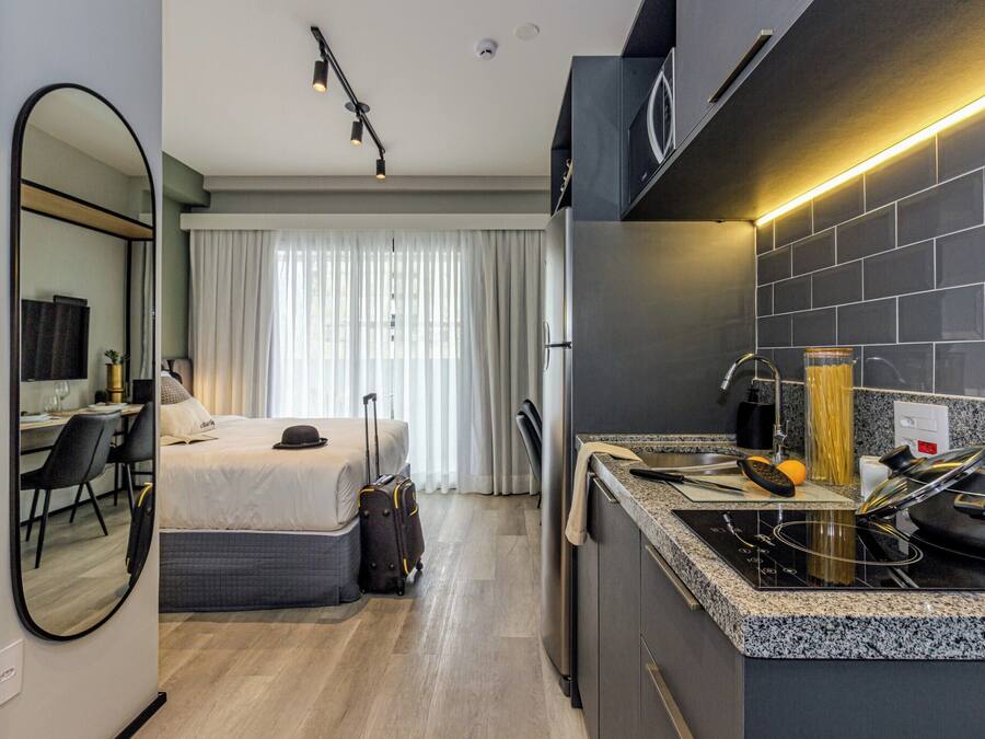 Studio Standard Casal com Varanda | Cozinha privada | Cafeteira/chaleira, geladeira, micro-ondas, cooktop