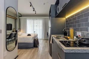 Studio Standard Casal com Varanda | Cozinha privada | Geladeira, micro-ondas, cooktop, cafeteira/chaleira