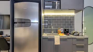 Refrigerador, microondas, parrilla de estufa y cafetera y tetera