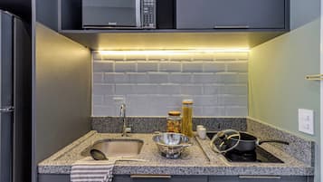 Refrigerador, microondas, placa de cocina, cafetera/tetera