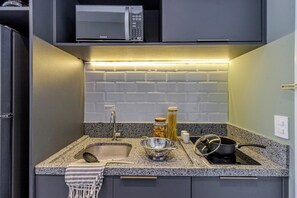 Réfrigérateur, micro-ondes, plaque de cuisson, cafetière/bouilloire