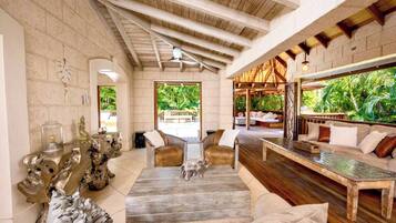 House, 5 Bedrooms, Private Pool, Garden View | Living area