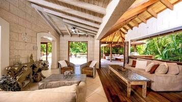 House, 5 Bedrooms, Private Pool, Garden View | Living room