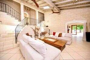 Casa, 5 habitaciones, alberca privada, vista al jardín | Sala de estar