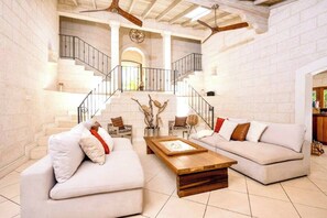 Casa, 5 habitaciones, alberca privada, vista al jardín | Sala de estar