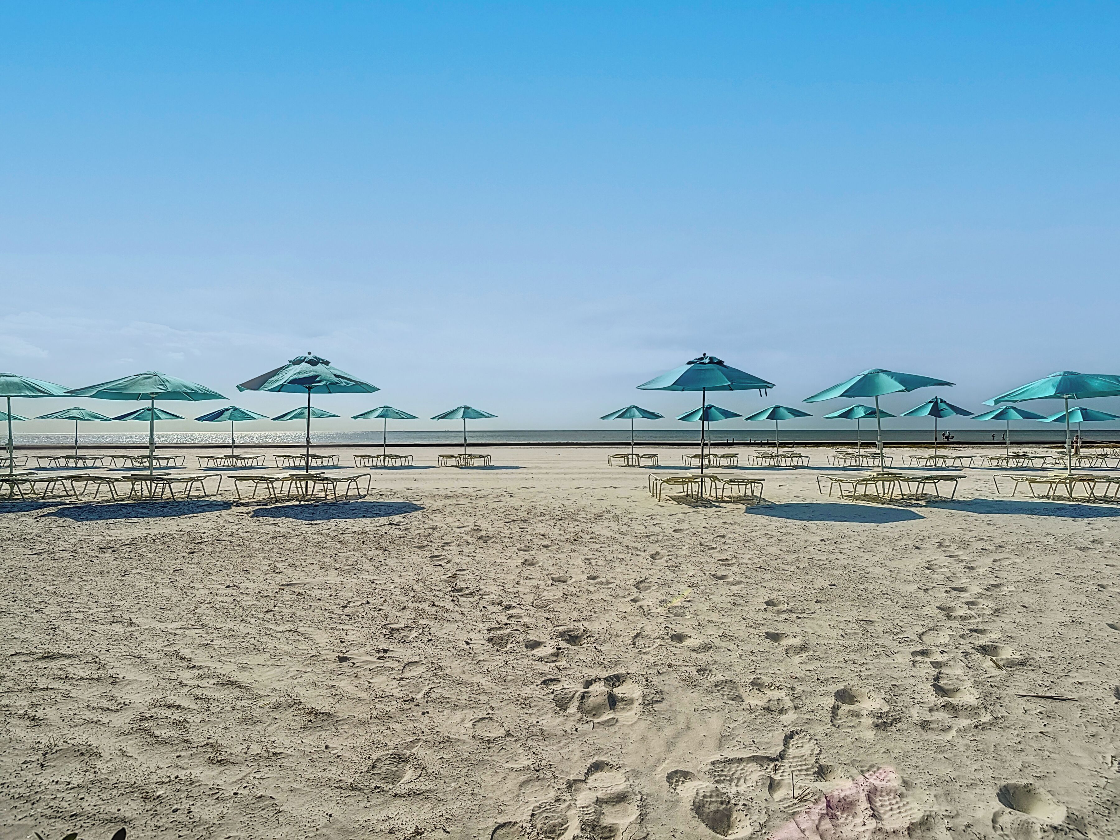 Chaises longues, serviettes de plage