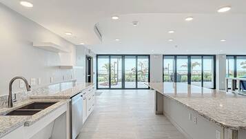 雪櫃、微波爐、焗爐、爐具