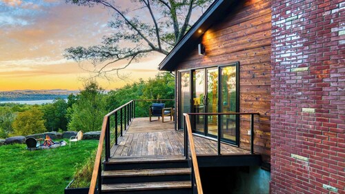 Modern Catskills Escape w/ Open Living, Steam Shower, Fireplace & Hot Tub w/ Mountain Views, Minutes From Woodstock & Trails Suncliff Vista