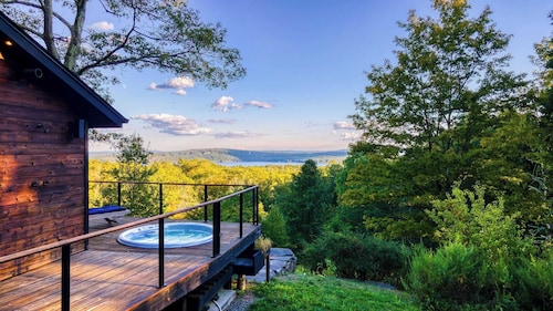 Modern Catskills Escape w/ Open Living, Steam Shower, Fireplace & Hot Tub w/ Mountain Views, Minutes From Woodstock & Trails Suncliff Vista