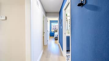 3 habitaciones, escritorio, tabla de planchar con plancha y wifi gratis