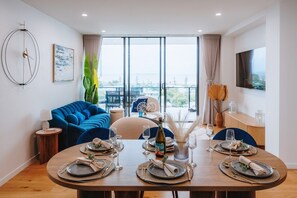 TV, books - Sea-View 3BR, Rooftop Pool, Secure Parking & Study (Wynnum)