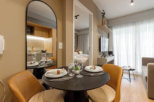 Apartamento 1 Dorm Casal com Sofá-cama | Cuisine privée | Réfrigérateur, micro-ondes, plaque de cuisson, machine à expresso