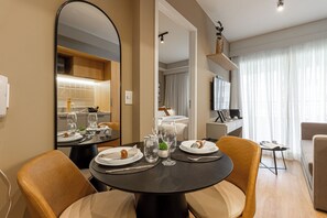 Apartamento 1 Dorm Casal com Sofá-cama | Dapur pribadi | Lemari es, microwave, kompor, dan mesin espresso