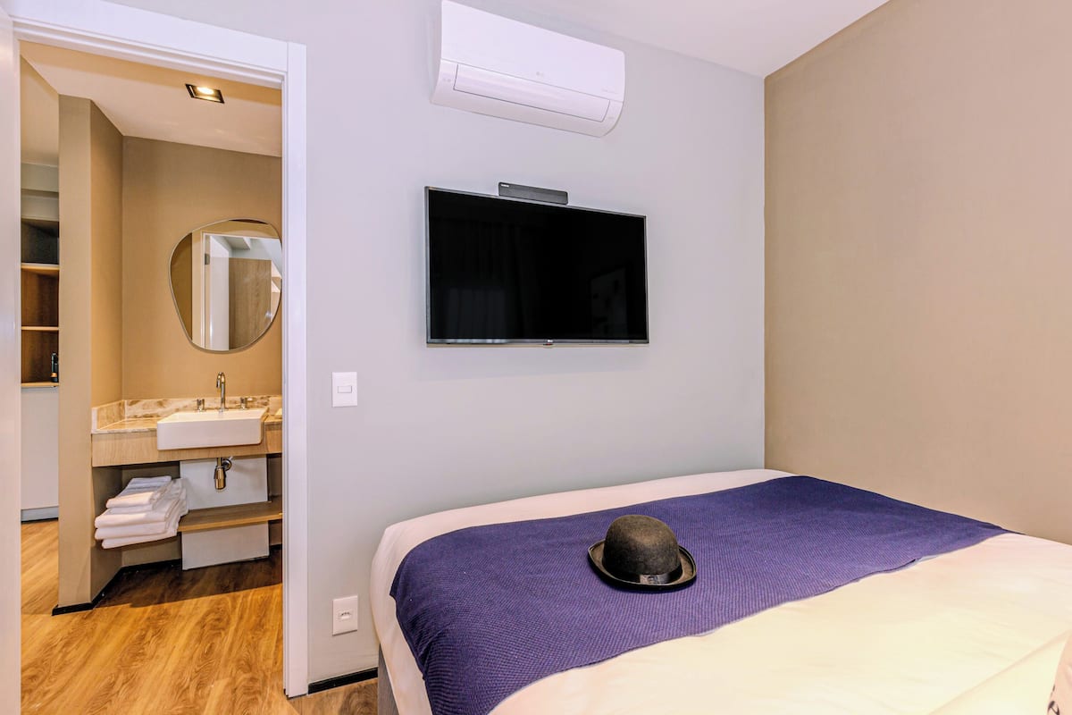 Hypo-allergenic bedding, laptop workspace, free WiFi